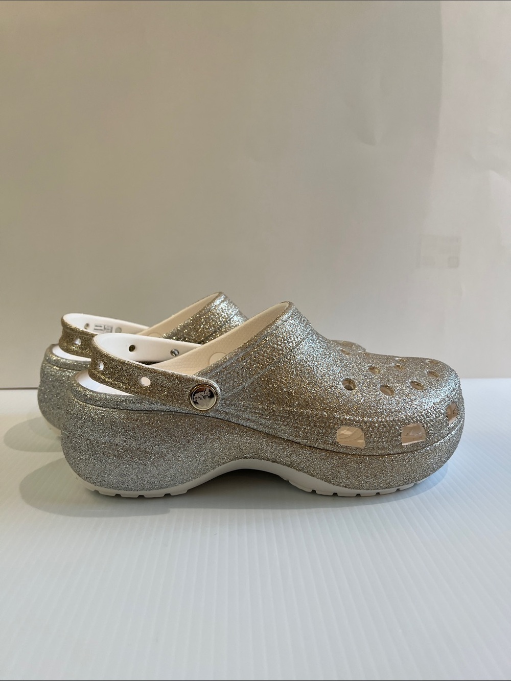 New With No Tag Women’s Glitter Crocs Sandal in Gold & Silver in Size 10 - Picture 3 of 6